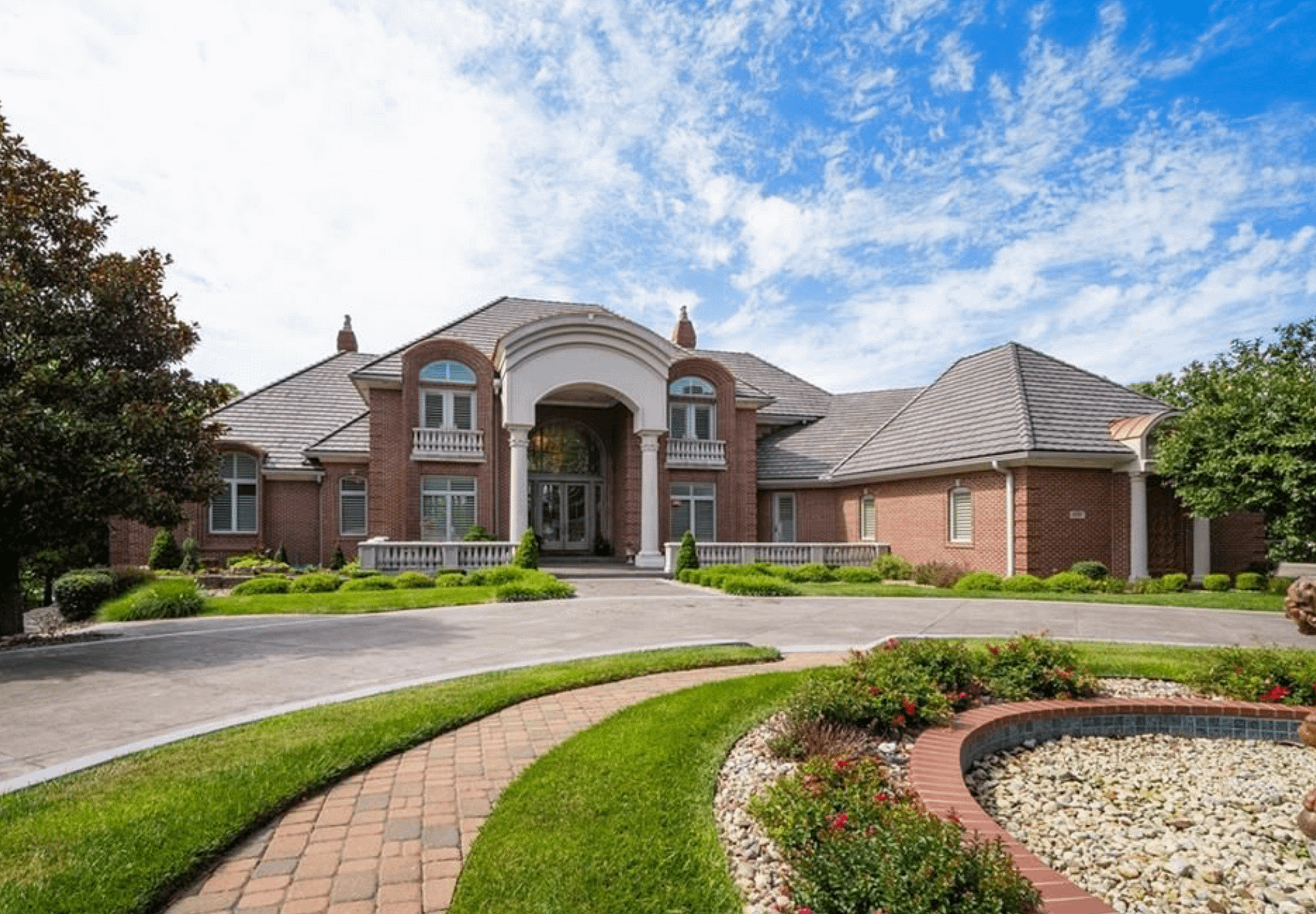 Lakefront Brick Home In Kansas City, Missouri (PHOTOS)