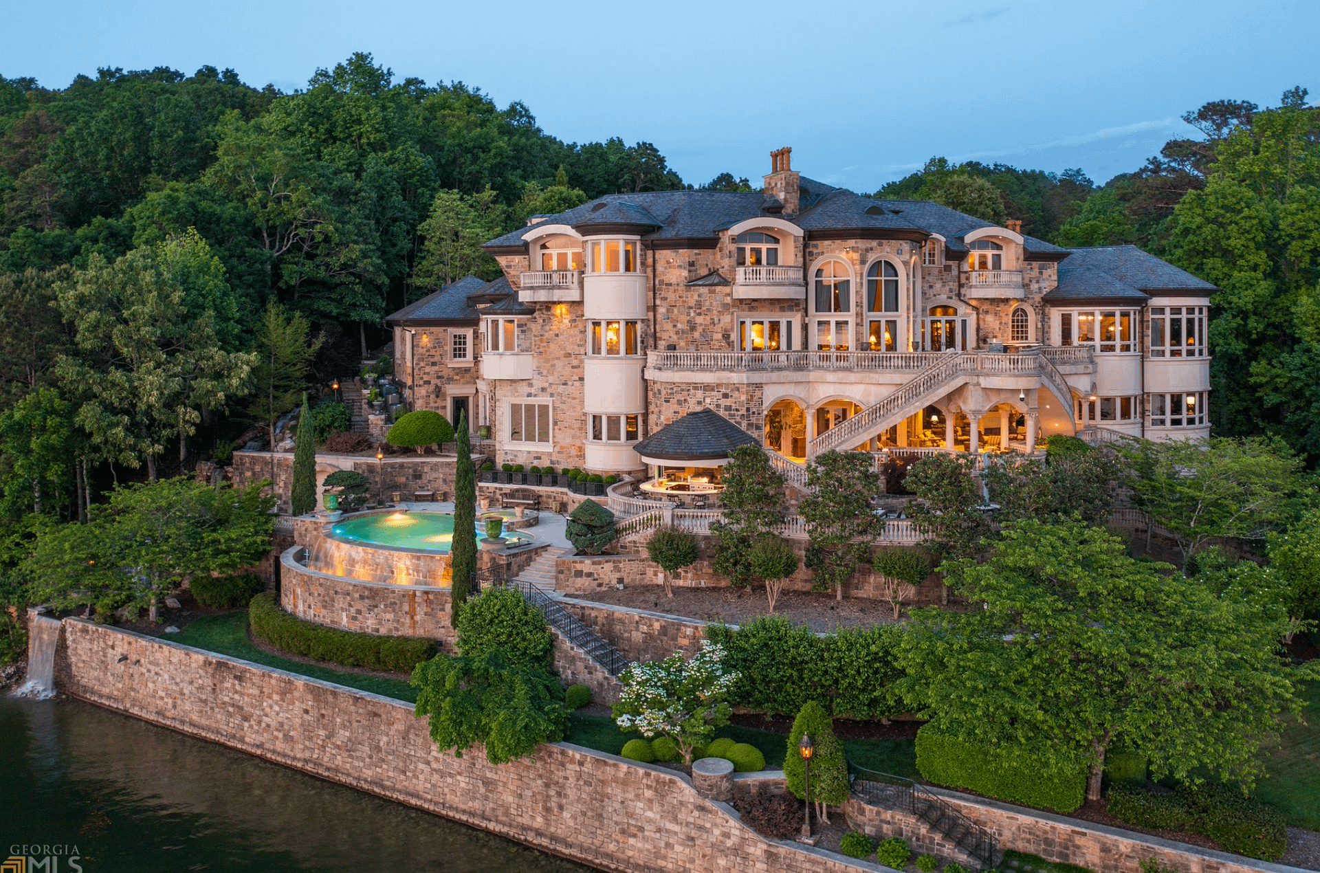 Incredible Lakefront Home In Chattanooga, Tennessee (PHOTOS)