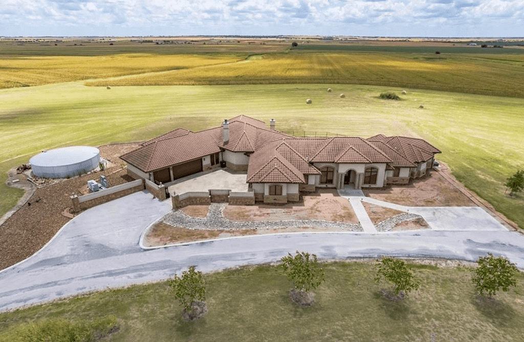 168 Acre Estate In Coupland, Texas (PHOTOS)