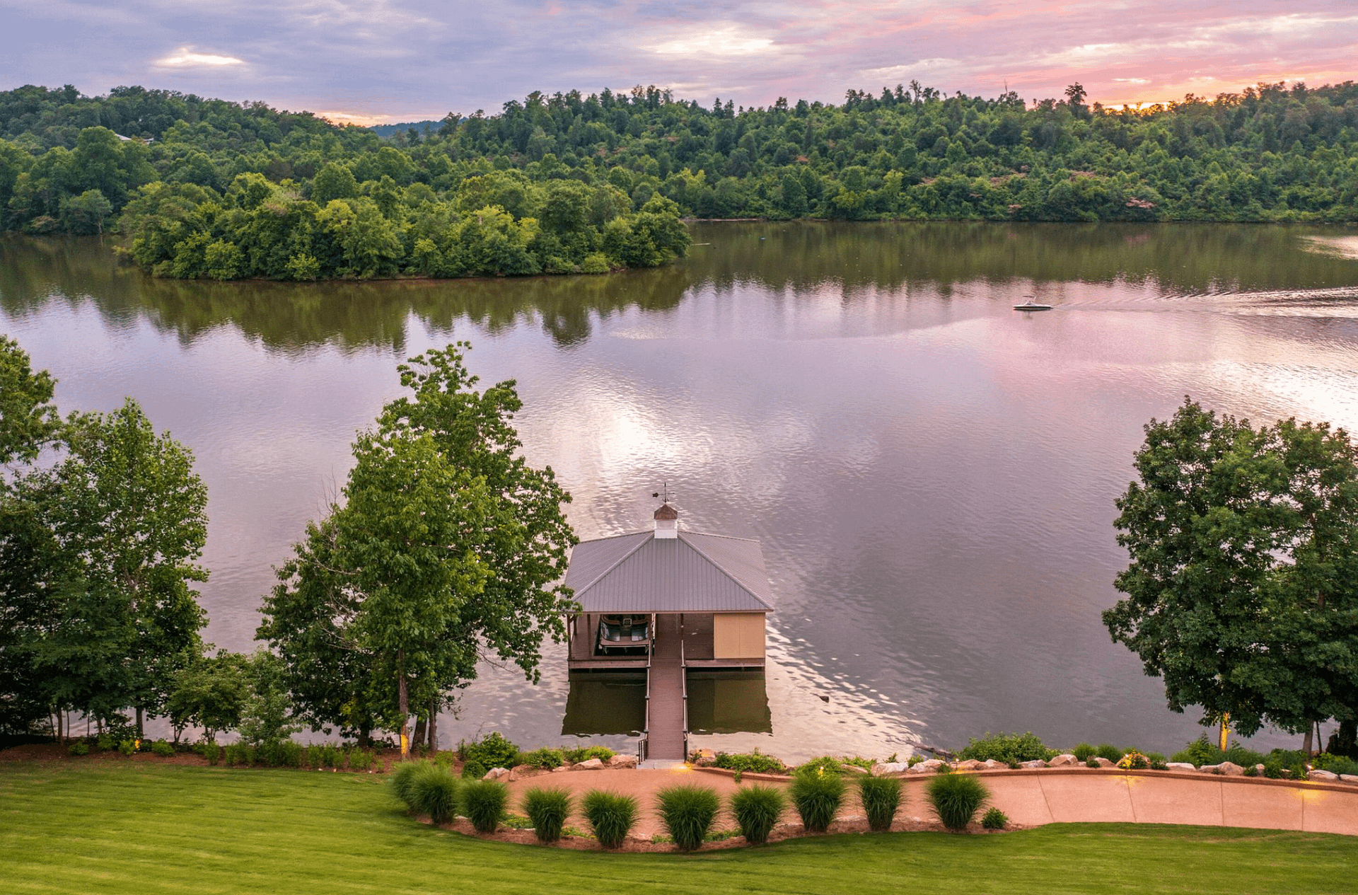 Stunning Lakefront Home In Ooltewah, Tennessee (PHOTOS)