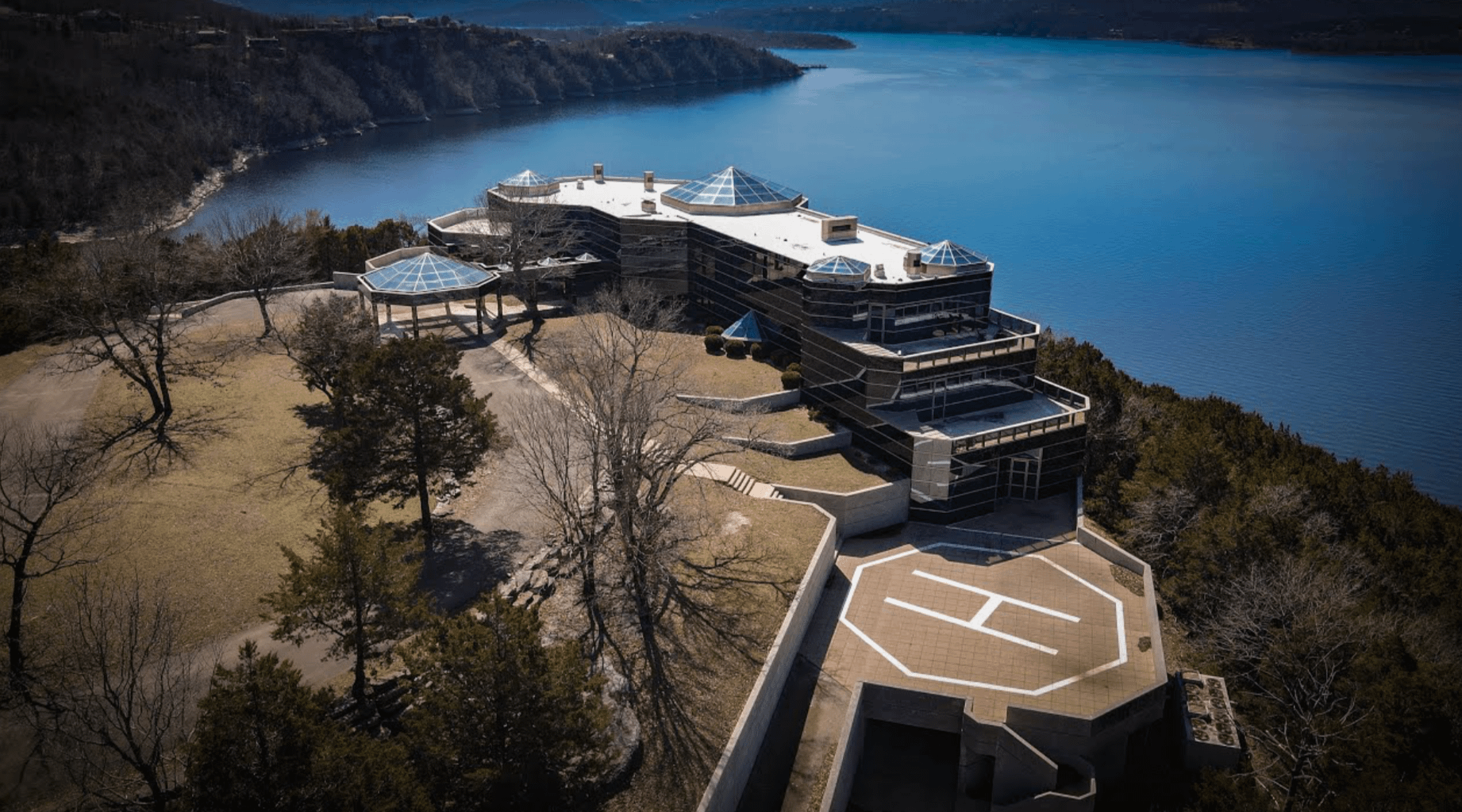 Inside A Lakefront Glass Mega Home In Missouri (VIDEO)